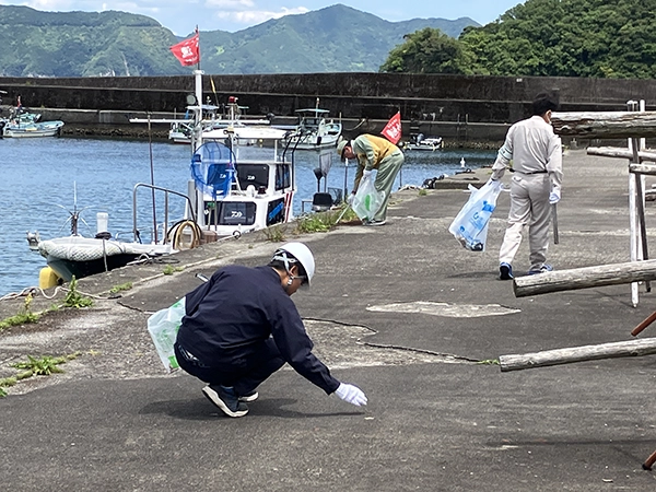 尾鷲市大曽根漁港岸壁の清掃活動写真1
