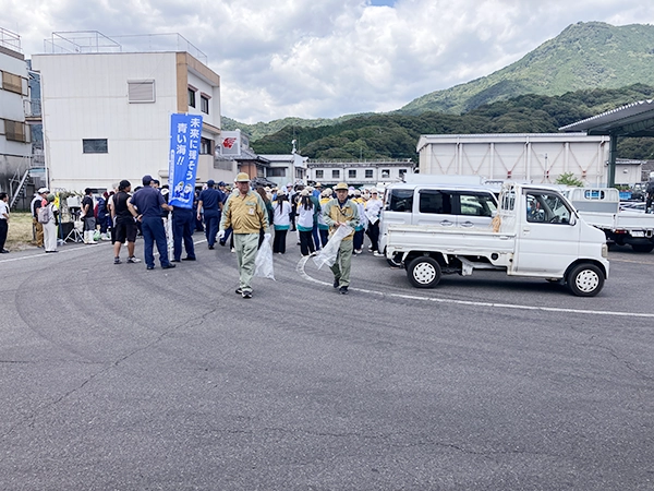 尾鷲港岸壁一斉清掃活動風景写真1