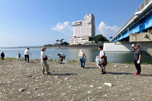 「興津川クリーン作戦」に参加した様子