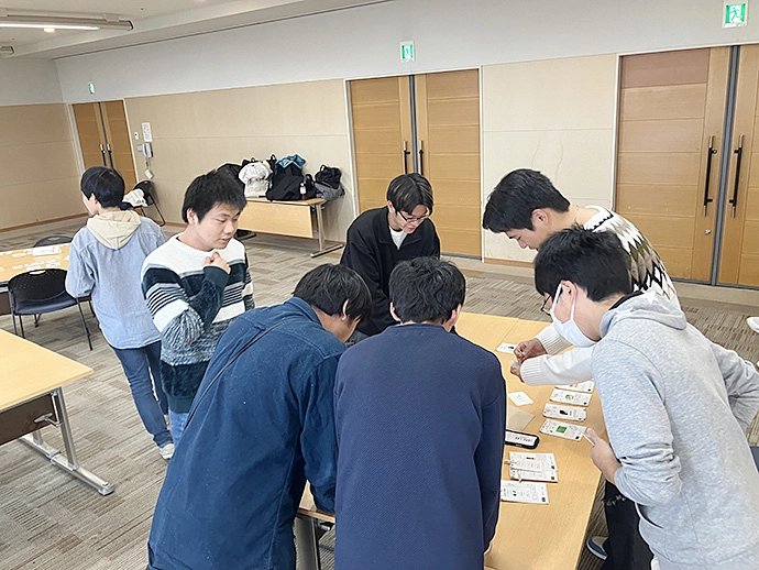 対話・協働をおこないながら、カードゲームを実施する様子