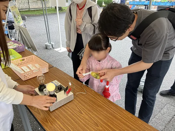 発電体験の様子