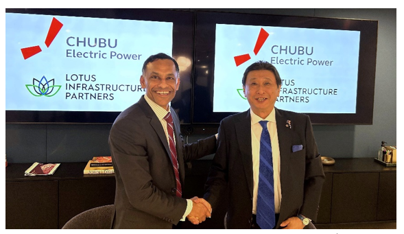 左から順に　Lotus　Himanshu Saxena　会長・CEO 中部電力　佐藤 裕紀　グローバル事業本部長の写真